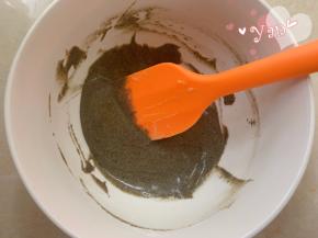 取出较少的面糊，加入黑芝麻酱，翻拌均匀。