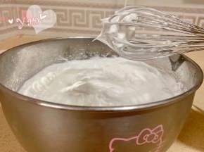 糖分三次加入蛋清里打发，先高速打发到硬性发泡，再低速打几圈，打到提起打蛋器出现硬硬的小尖角即可。