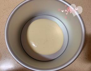 先舀一大勺原味面糊倒入模具里。