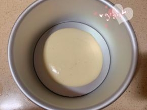 先舀一大勺原味面糊倒入模具里。