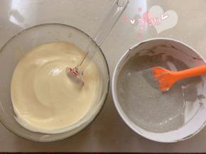 取一半蛋白加入黑芝麻面糊里，剩余的一半加入蛋黄面糊里，分别翻拌均匀。