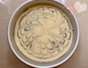 用筷子拉出花型，轻震两下。