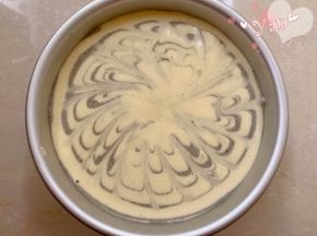 用筷子拉出花型，轻震两下。