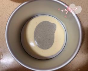 再舀一大勺黑芝麻面糊，重复此步骤直到面糊用完。