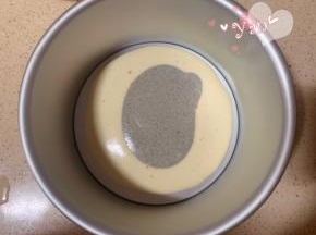 再舀一大勺黑芝麻面糊，重复此步骤直到面糊用完。