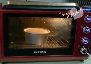 放入预热好的烤箱，底层，上下火，150度烤50分钟。