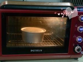 放入预热好的烤箱，底层，上下火，150度烤50分钟。