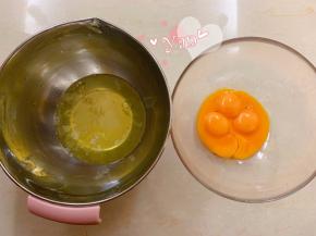 分离蛋黄蛋清。