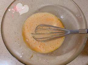 倒入牛奶，用蛋抽划一字翻拌均匀。