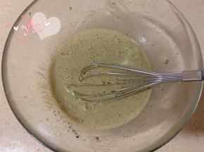 再加入黑芝麻酱，翻拌均匀。