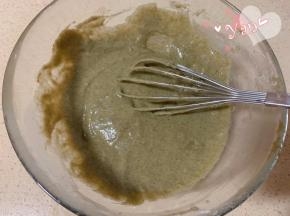倒入过筛的低筋粉，翻拌均匀。