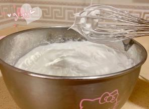 打蛋白。糖分三次加入蛋白里，打发至立出尖角。