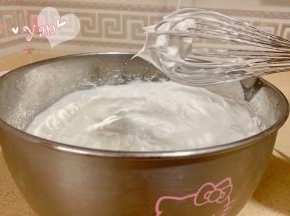 打蛋白。糖分三次加入蛋白里，打发至立出尖角。