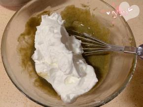 取1/3蛋白加入蛋黄糊中，翻拌均匀。