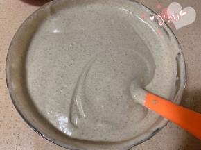 再取1/3蛋白到蛋黄糊翻拌均匀后倒回蛋白盆，和剩余的蛋白翻拌均匀。翻拌成细腻有光泽的面糊。