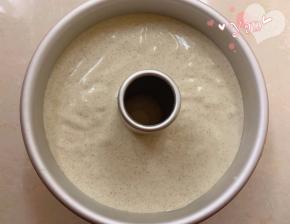 倒入7寸中空模具，震出气泡。