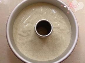 倒入7寸中空模具，震出气泡。