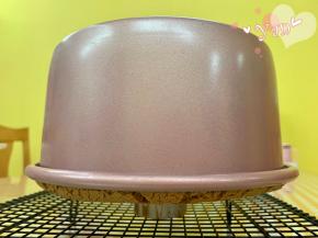 出炉震两下，震出热气，倒扣晾凉。