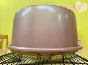 出炉震两下，震出热气，倒扣晾凉。