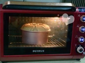 放入预热好的烤箱，170度上下火，下层，烤50分钟。