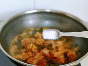 15分钟后按个人口味加入盐。