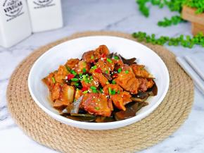 盛出装盘，撒上熟白芝麻，葱花，红辣椒。