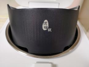 将脱糖电饭煲内胆中加入450ml纯净水，放入锅体内，将滤糖甑放在内胆中。