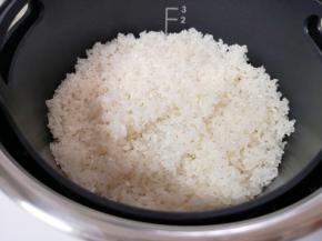 两杯大米淘好，放入滤糖甑里面。