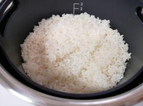 两杯大米淘好，放入滤糖甑里面。