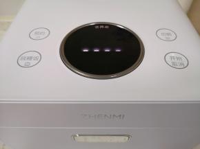 盖上锅盖接通电源，选择脱糖电饭煲的“营养蒸”功能，显示需要30分钟完成，按“开始”键启动。