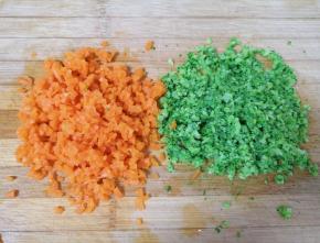 晾凉的西蓝花和胡萝卜分别剁成碎末。