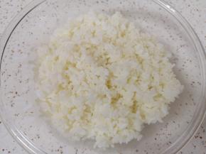 看看蒸好的米饭，粒粒分明，将米饭盛在大一点的盆里，散一下热气。