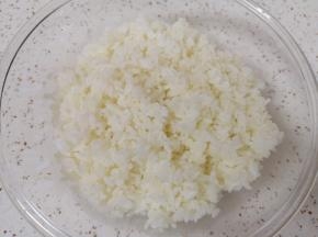 看看蒸好的米饭，粒粒分明，将米饭盛在大一点的盆里，散一下热气。