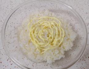 加入沙拉酱搅拌均匀。