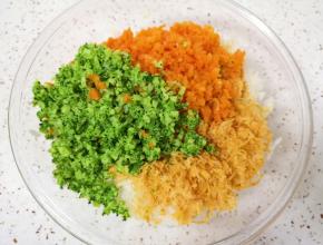 放入西蓝花和胡萝卜碎末，加入肉松。