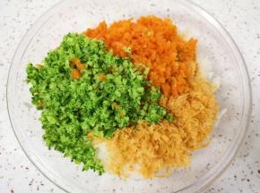 放入西蓝花和胡萝卜碎末，加入肉松。