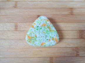 轻轻压一下饭团模具的另一面，一个漂亮的饭团完整脱模，依次做完剩下的米饭。