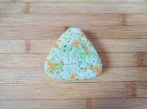 轻轻压一下饭团模具的另一面，一个漂亮的饭团完整脱模，依次做完剩下的米饭。