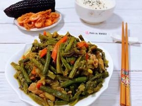 搭配一碗米饭、玉米、炸虾一起吃味道棒极了