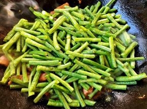 放入豇豆大火炒至豇豆变色断生