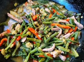 豇豆和茄子炖至软烂汤汁也不时即可出锅享用