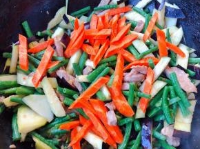 放入茄子和胡萝卜一起翻炒至微微变软