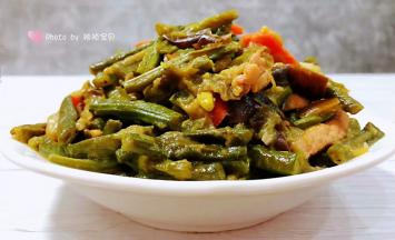 鲜美可口的豇豆炖茄子装入盘中就大功告成了
