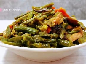 鲜美可口的豇豆炖茄子装入盘中就大功告成了