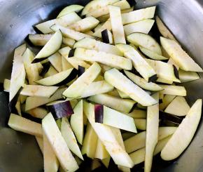 茄子切成略宽的条状