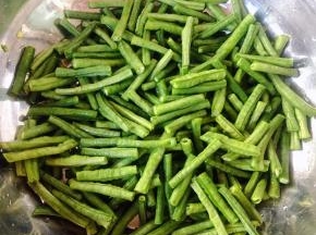 豇豆洗净沥干水分切成小段