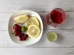 准备好食材，水果洗净，可以用你喜欢的各种水果，西瓜、橙子、猕猴桃等等都可以。