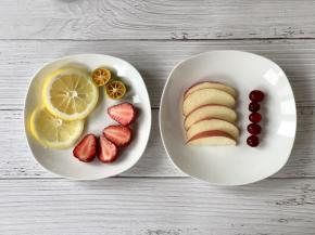 把柠檬去籽，小青柠对半切去籽，草莓去蒂对半切，苹果切成片。