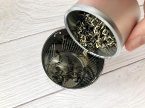 把茉莉花茶倒入养生壶的茶网中。