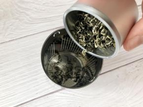 把茉莉花茶倒入养生壶的茶网中。